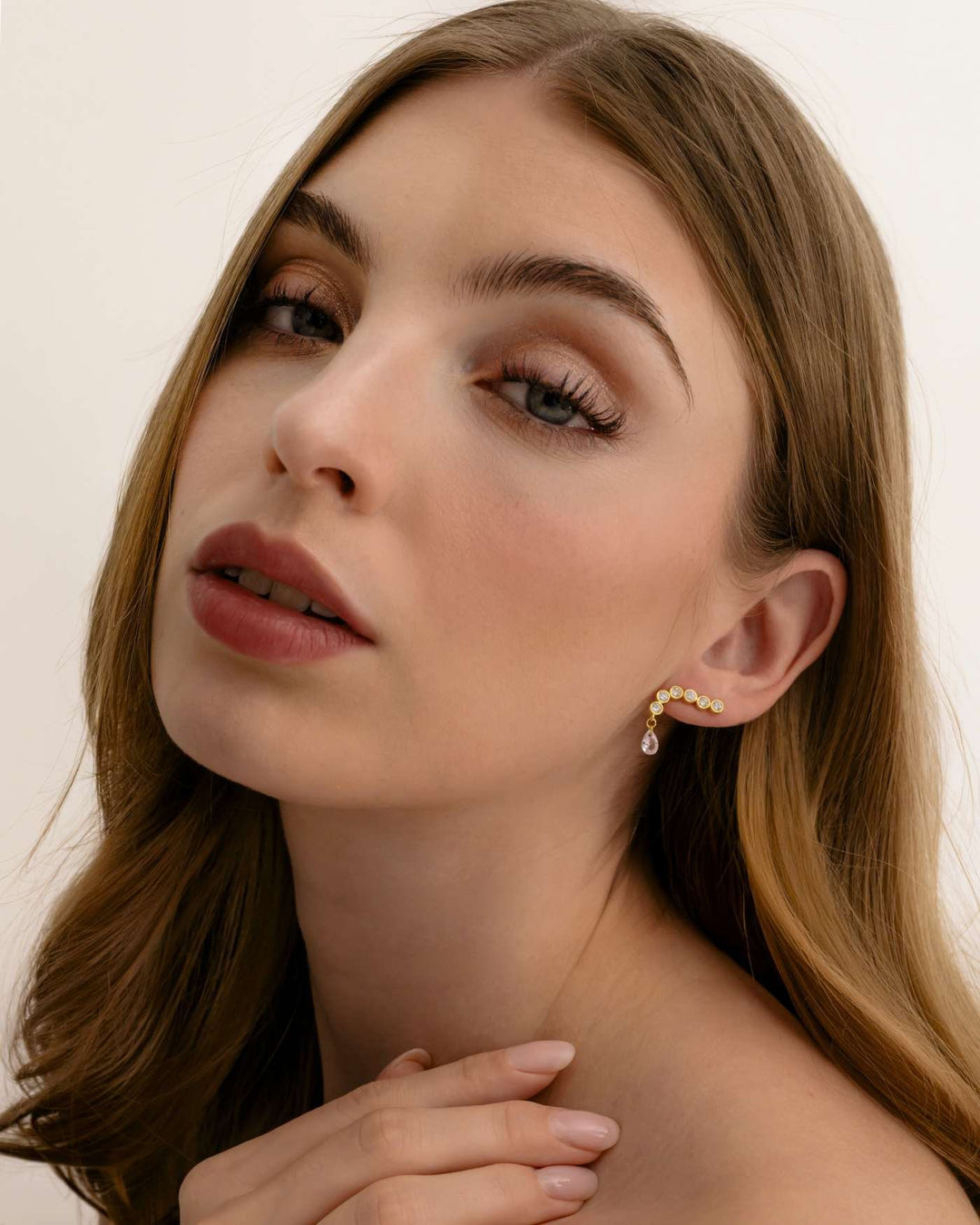 modella indossa orecchino rosalia 