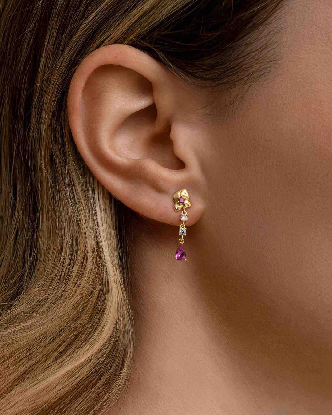 close up indossato orecchino pendente corto con bocciolo di rosa oro
