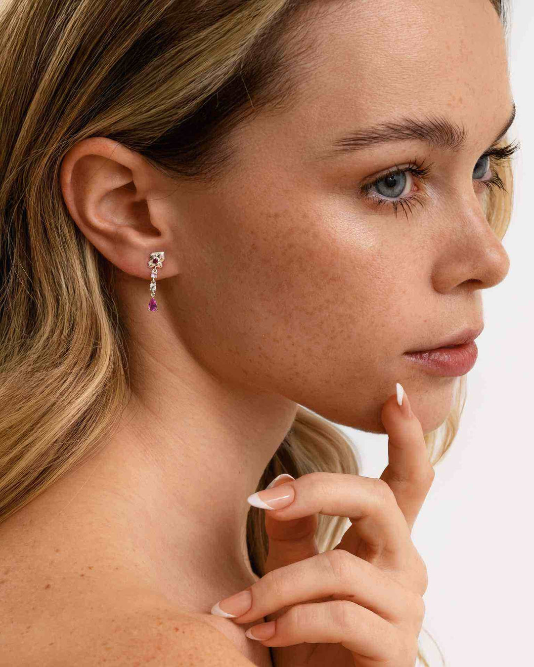 modella indossa orecchino pendente corto con bocciolo di rosa argento