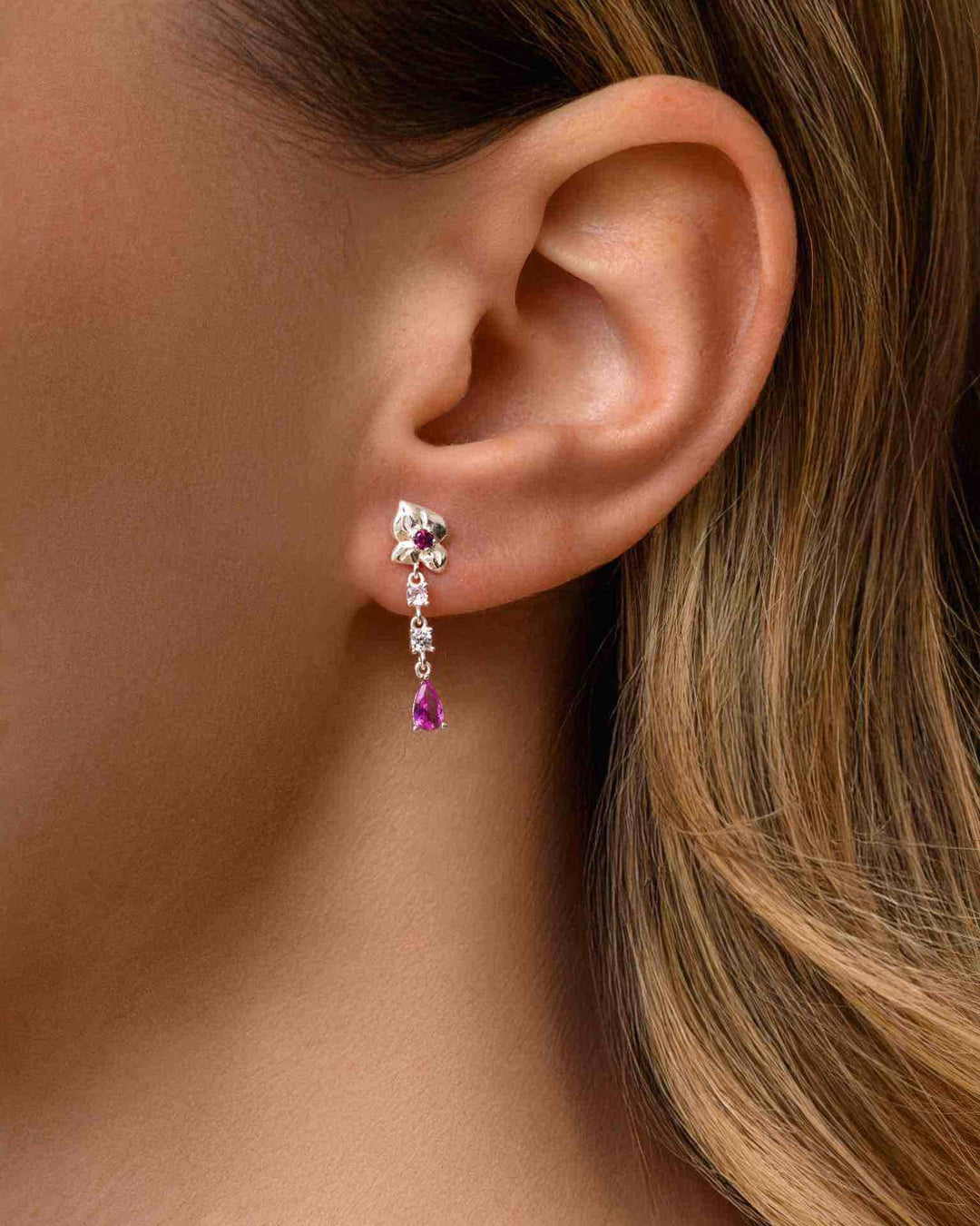 close up indossato orecchino pendente corto con bocciolo di rosa argento