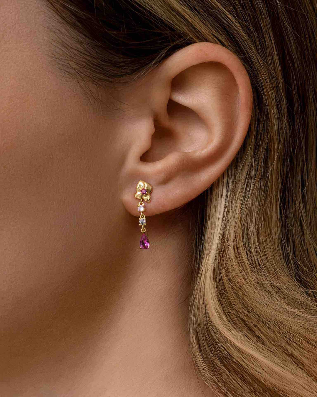 close up indossato orecchino pendente corto con bocciolo di rosa oro