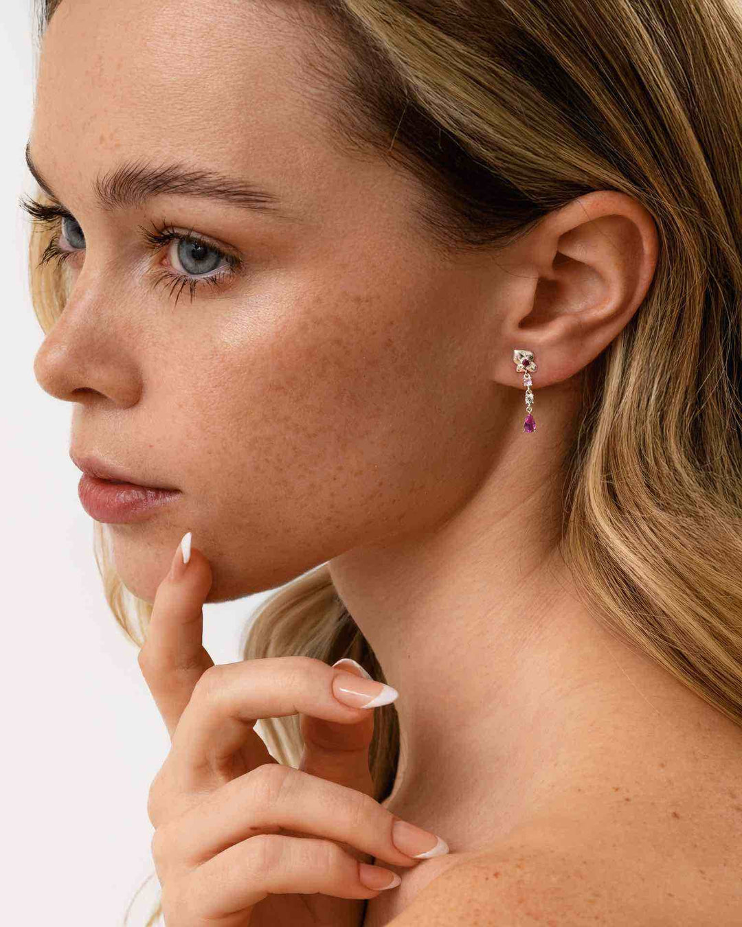 modella indossa orecchino pendente corto con bocciolo di rosa argento