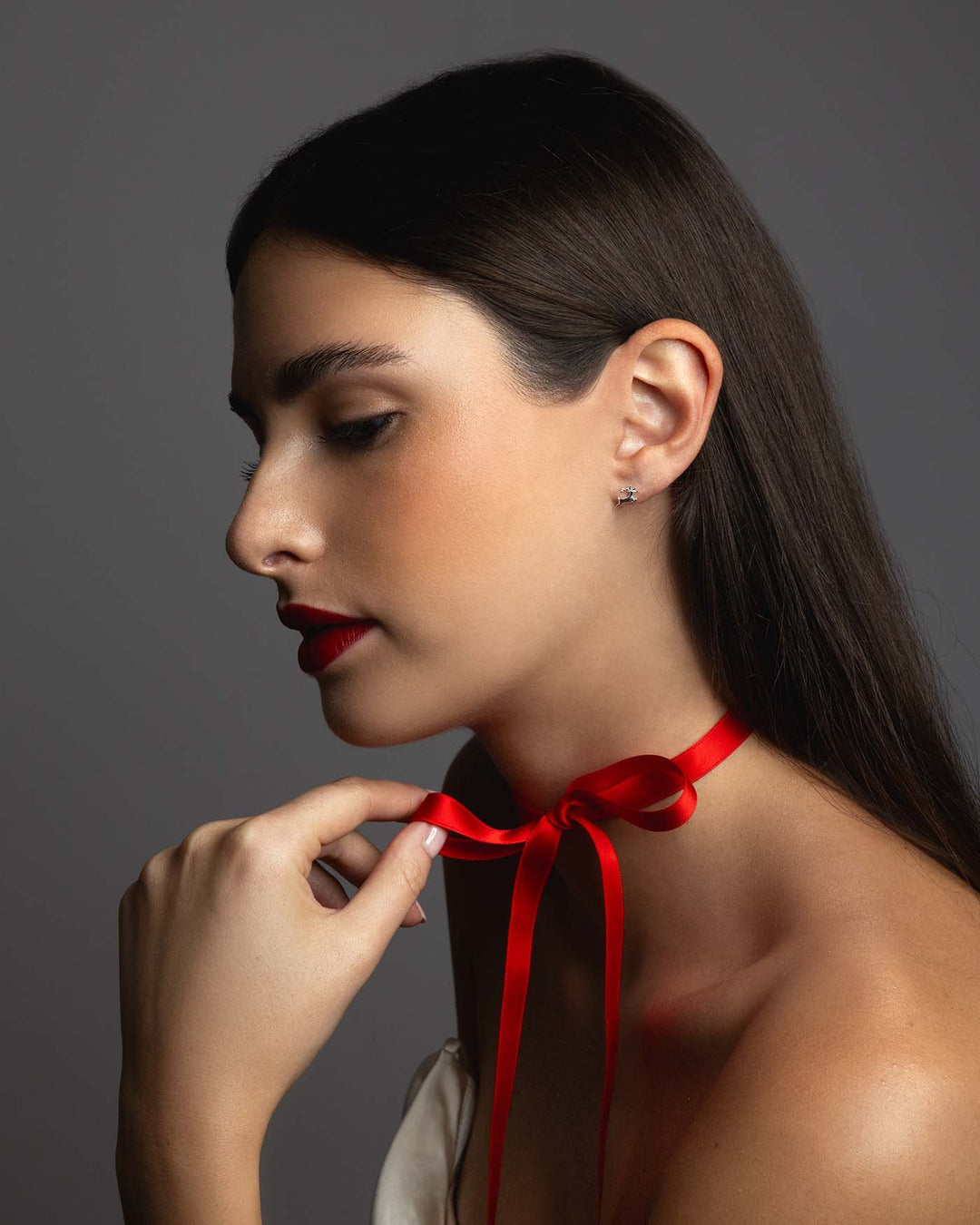 orecchino rudolph argento indossato su modella