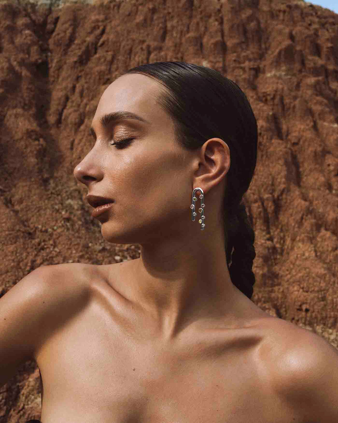 orecchino safari argento indossato su modella