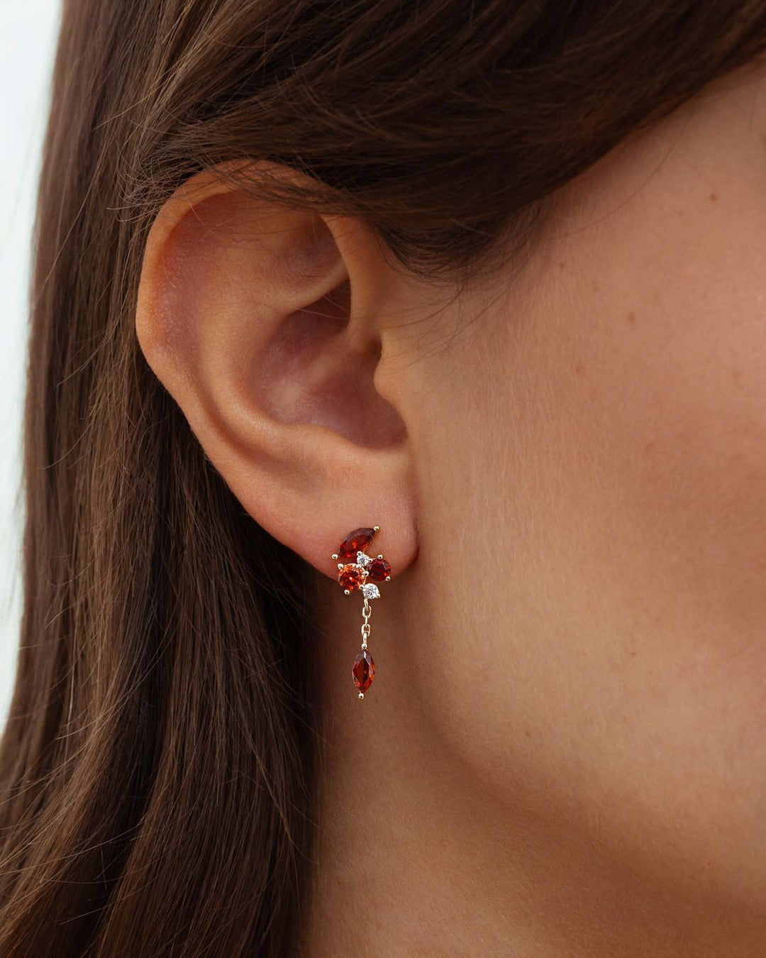 close up indossato orecchino scarlet argento