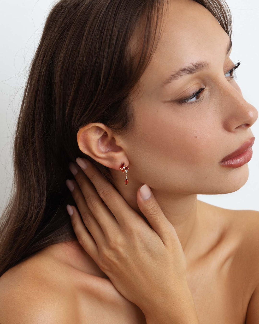 modella indossa orecchino scarlet argento