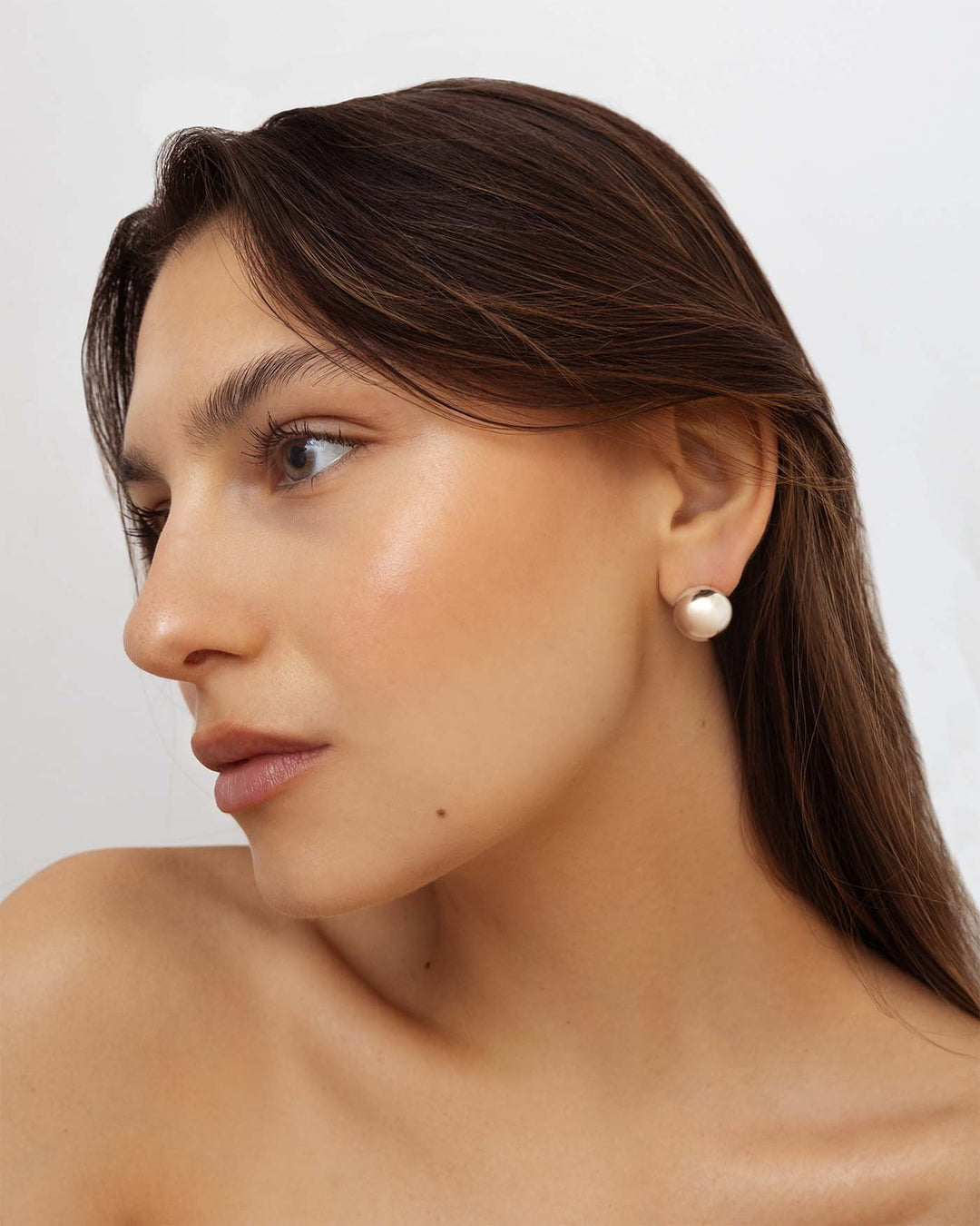 orecchino sfera argento indossato su modella