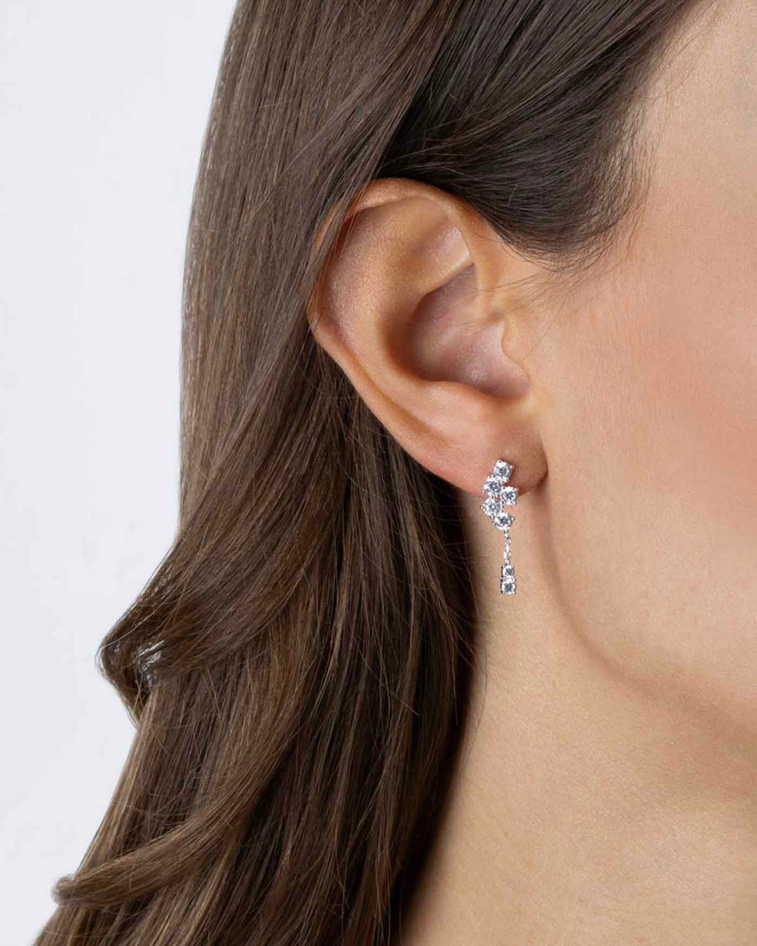 indossato orecchino pendente argento con pietre bianche 