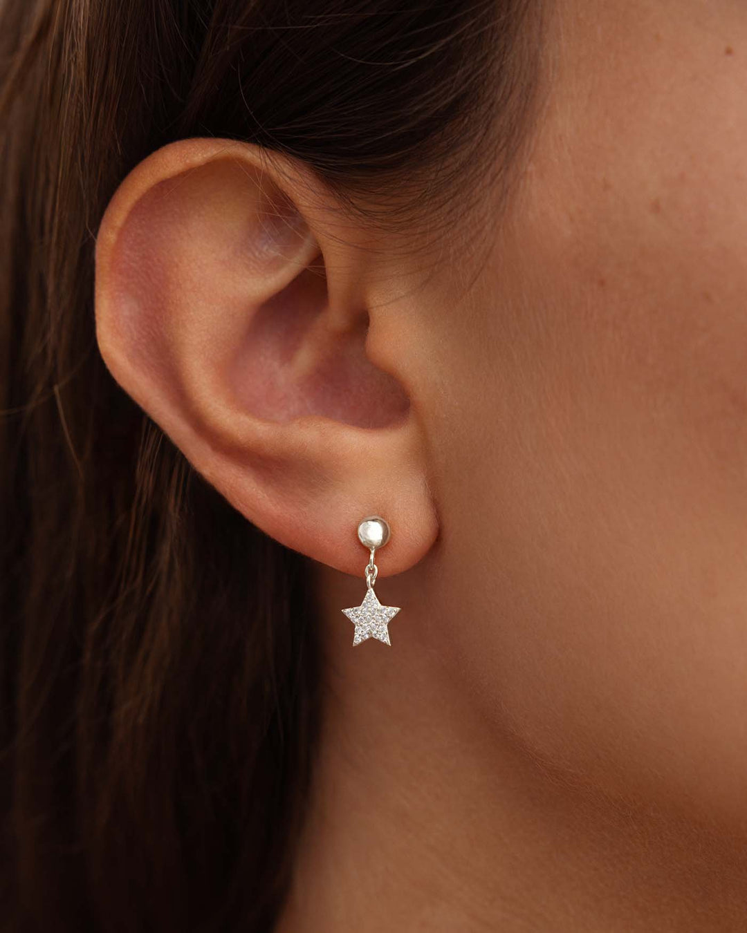 close up indossato orecchino stella pavé argento