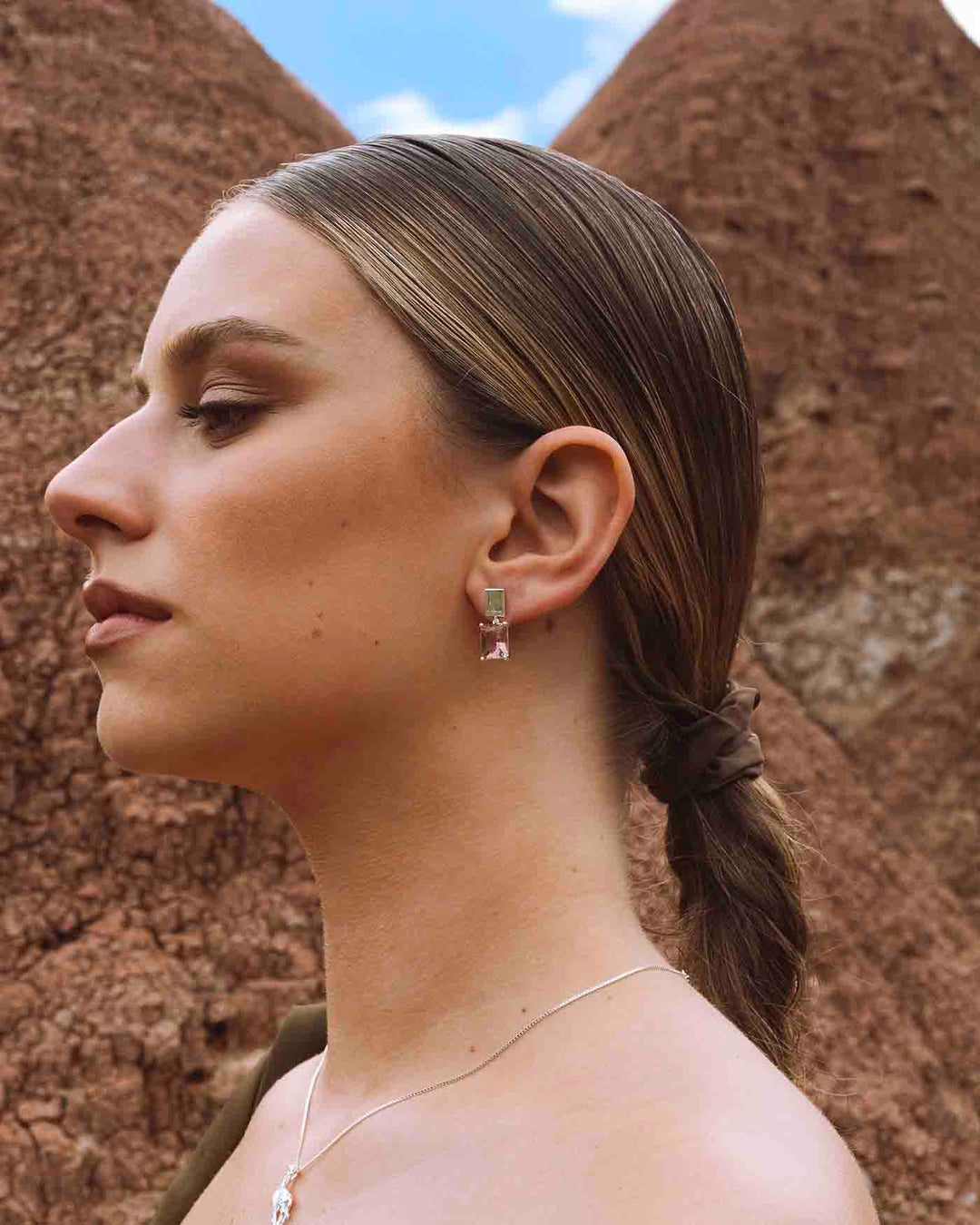 orecchino sunset argento indossato su modella