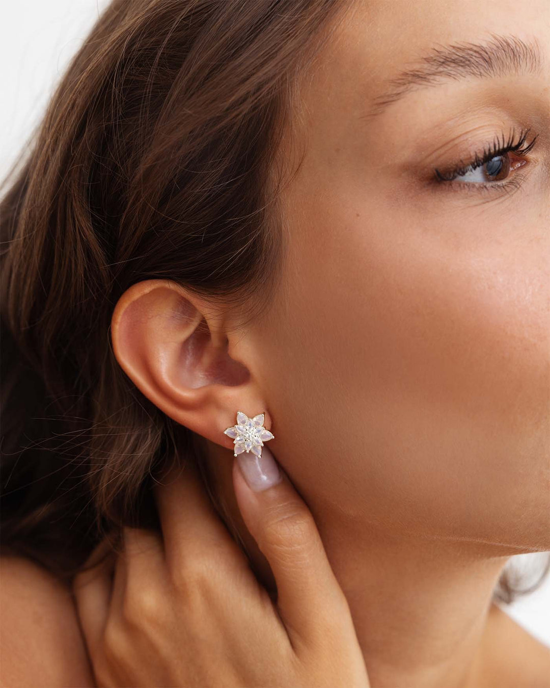 modella indossata orecchino waterlily argento