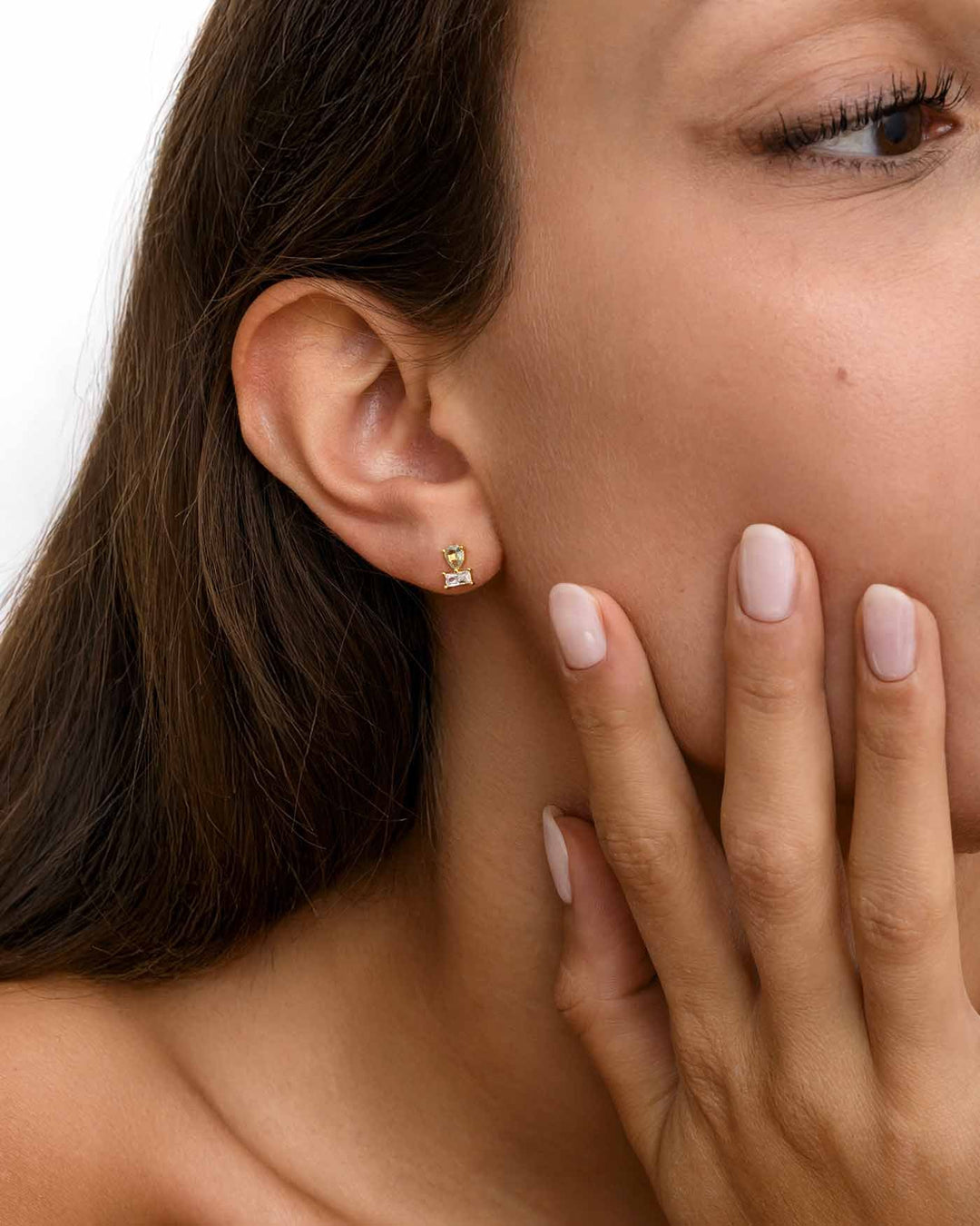 modella indossa orecchino winter oro