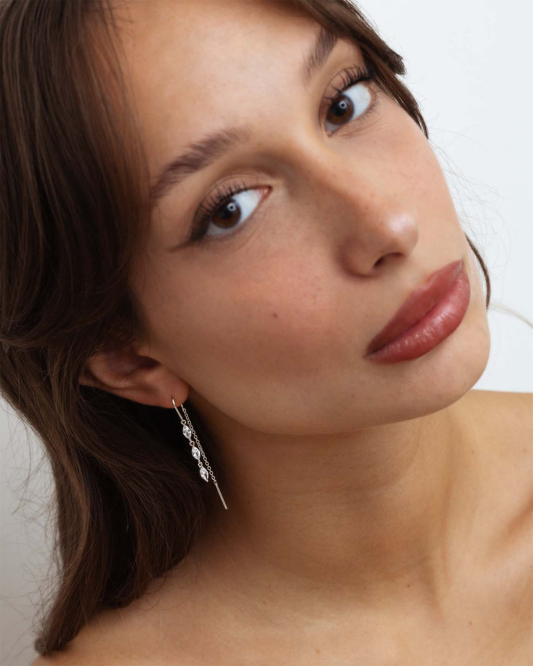 modella indossa pendol crystal argento