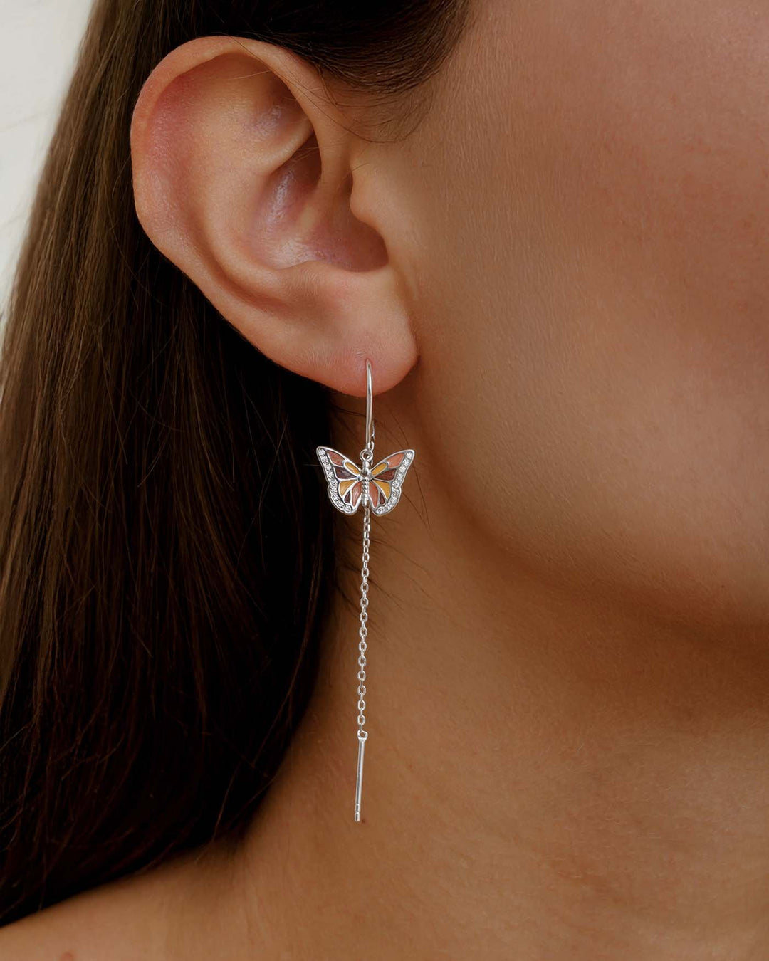 close up del pendol farfalla argento indossato
