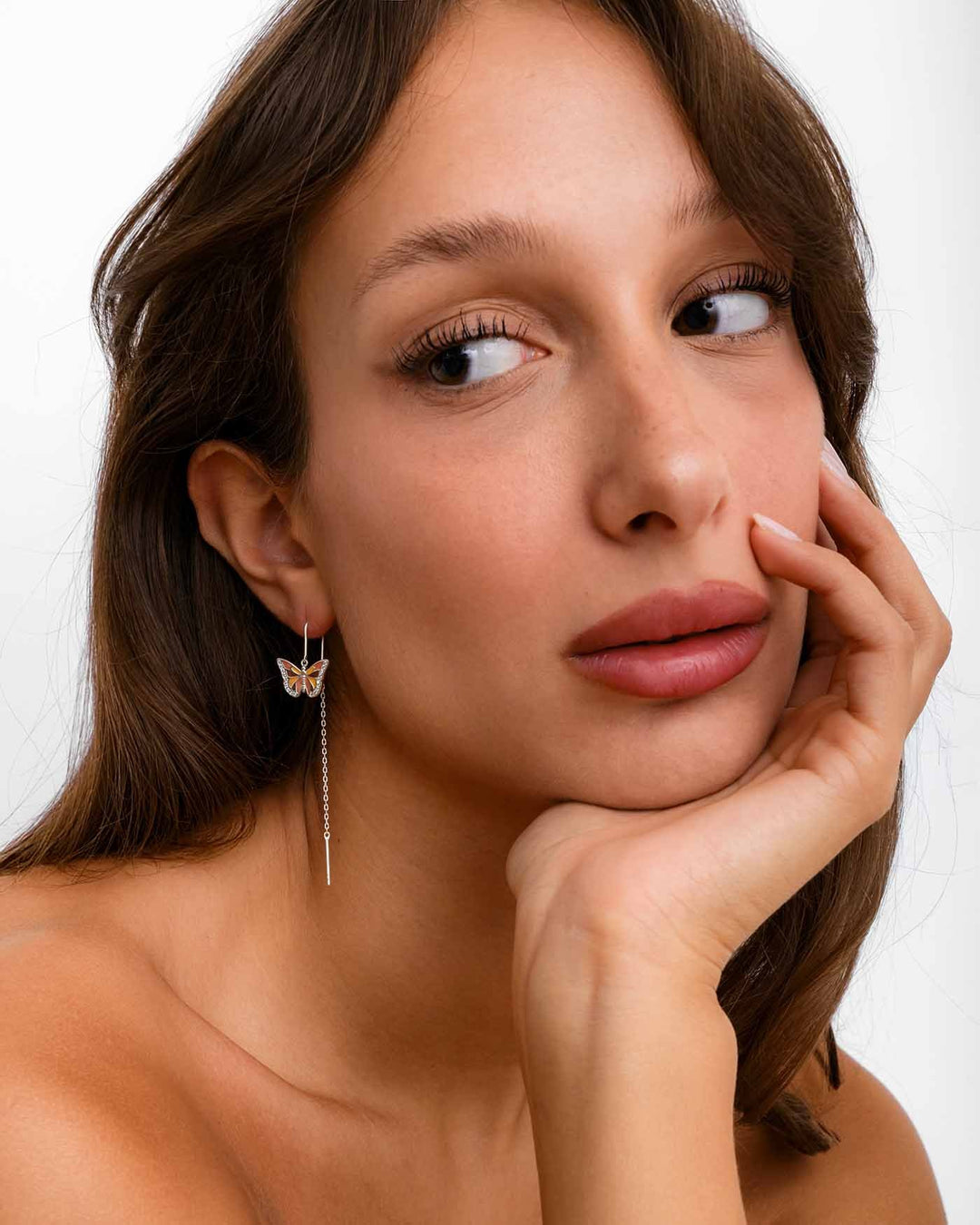 pendol farfalla argento indossato su modella