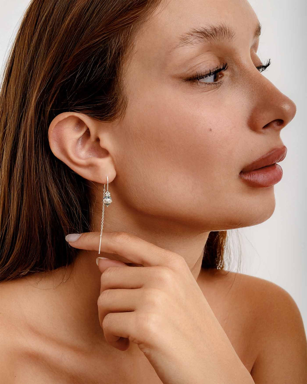 modella indossa pendol joy blu argento