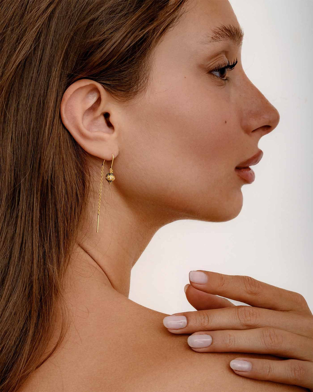 modella indossa pendol joy blu oro