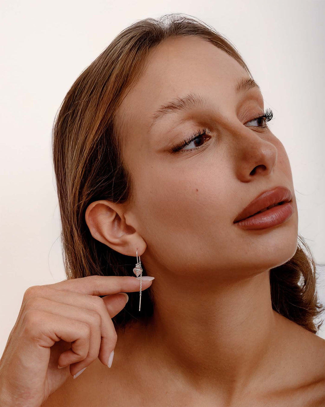 modella indossa pendol joy rosa argento