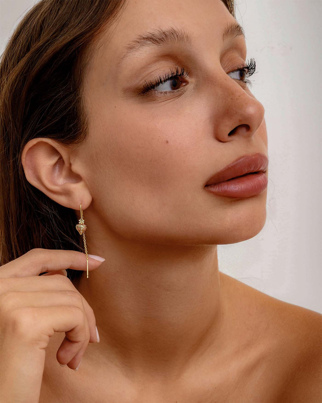 modella indossa pendol joy rosa oro