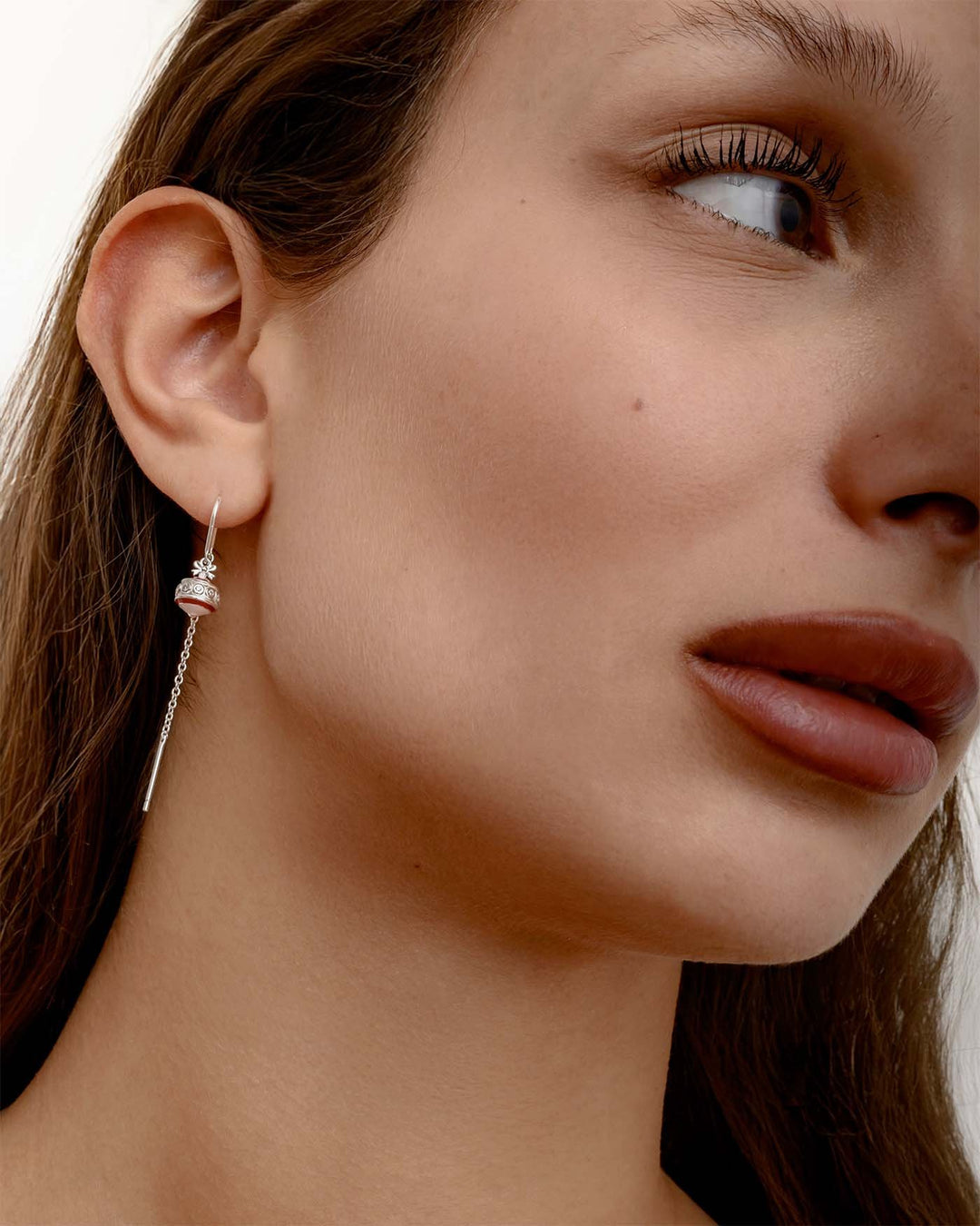 modella indossa pendol joy rosso argento