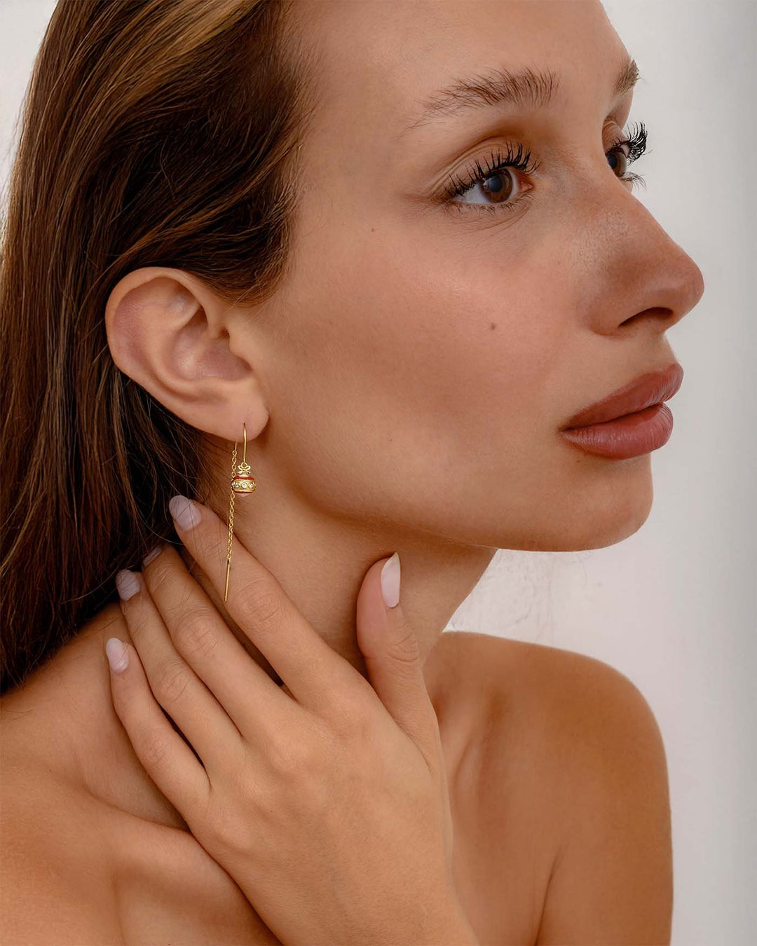 modella indossa pendol joy rosso oro