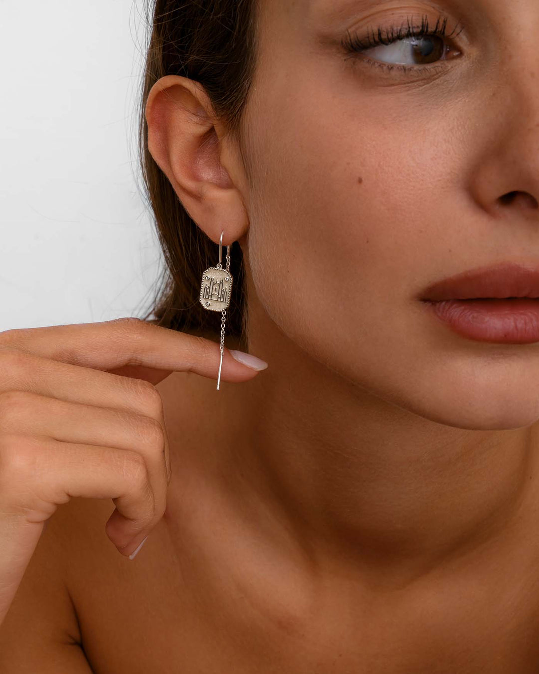 modella indossa pendol milano argento