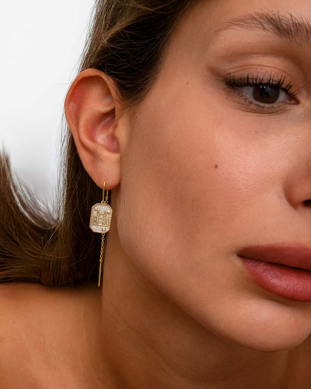 modella indossa pendol milano oro