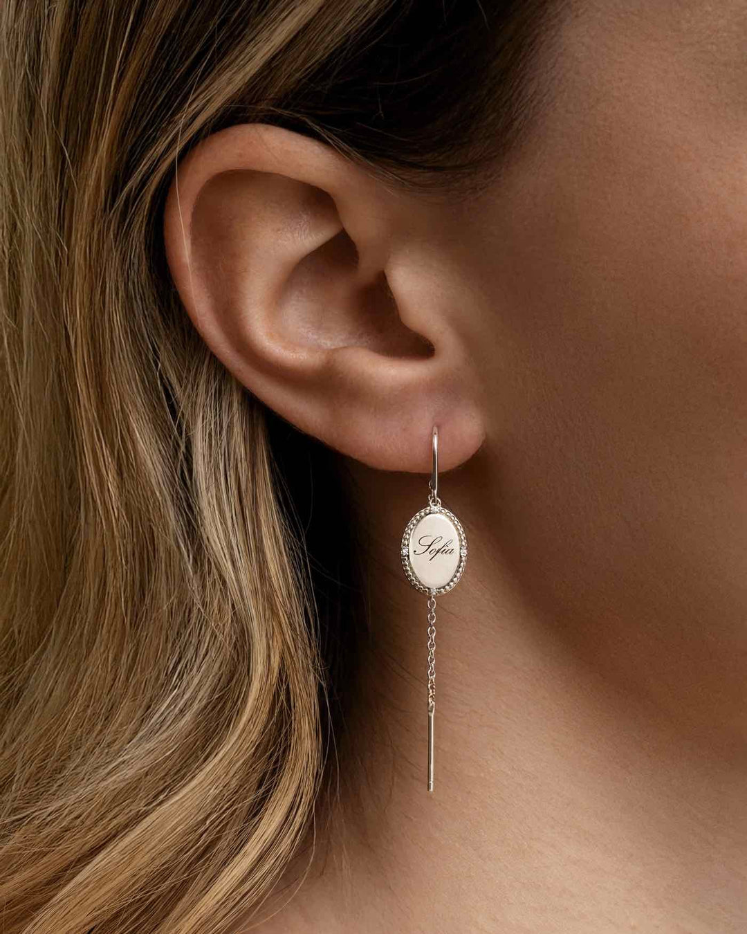 close up indossato orecchino pendente personalizzabile con incisione argento