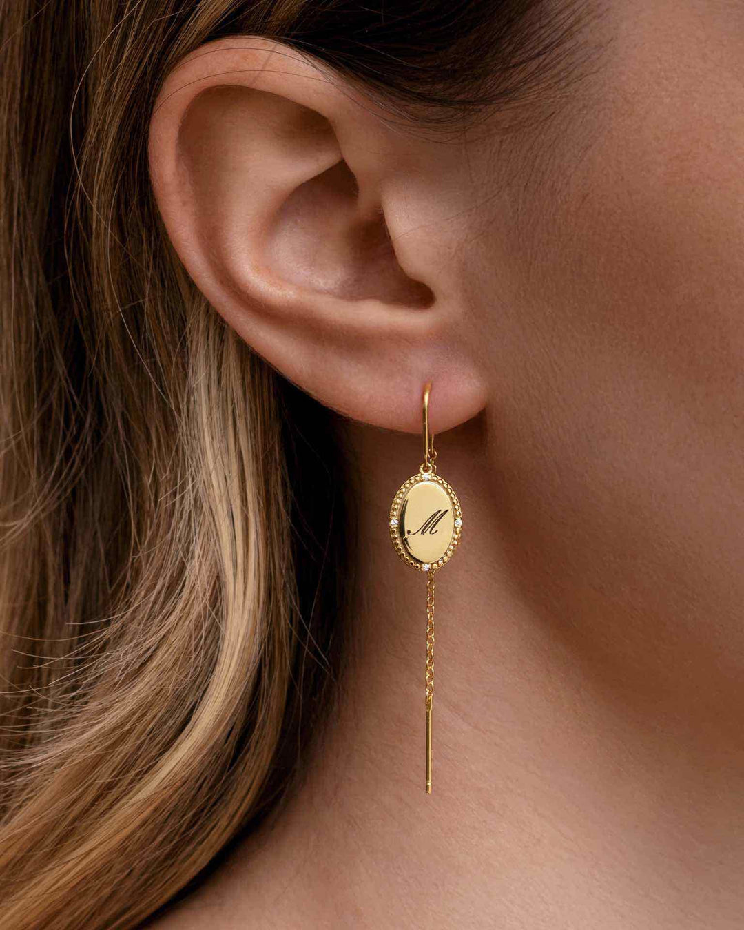 close up indossato orecchino pendente personalizzabile con incisione oro