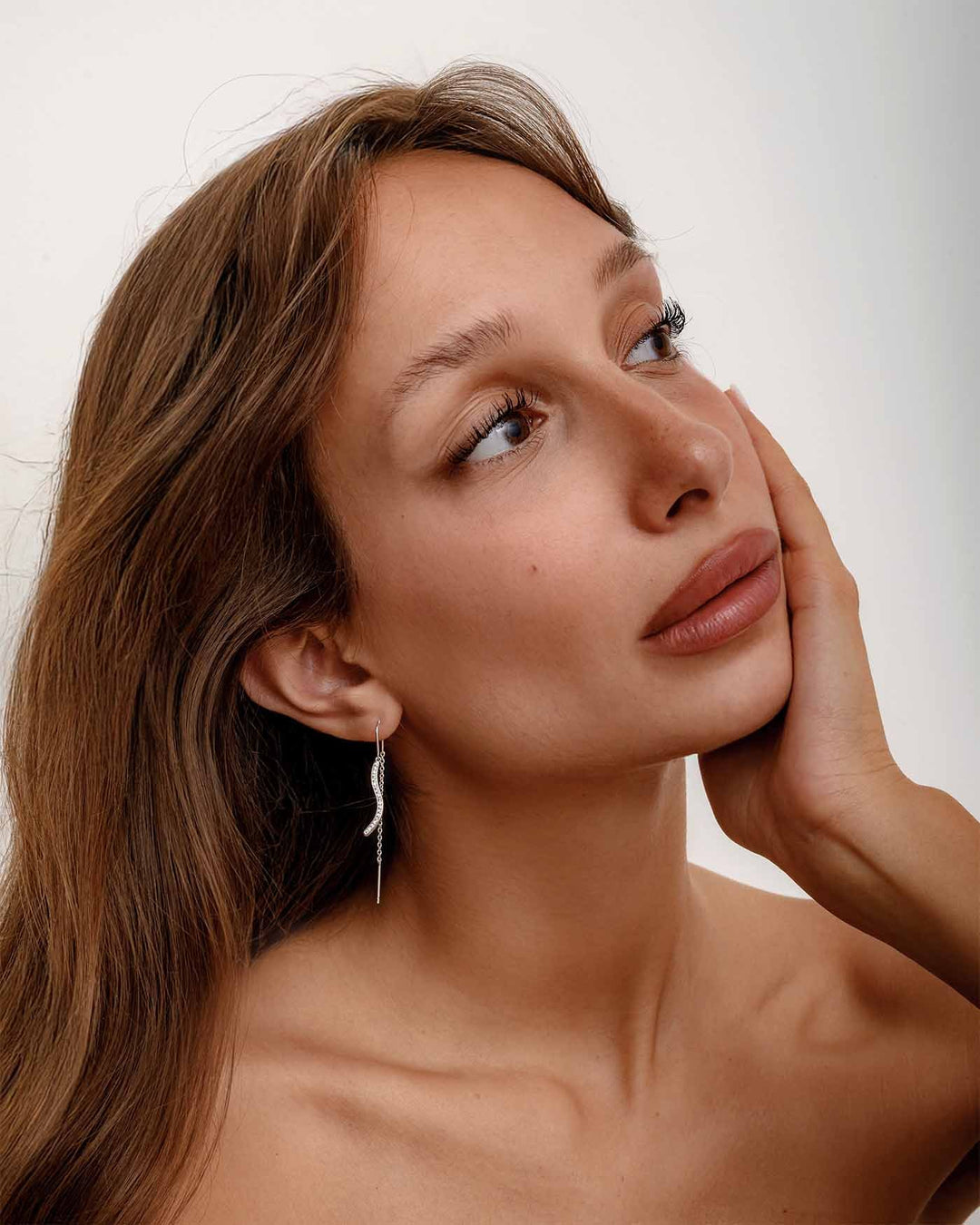 modella indossa pendol wavy argento