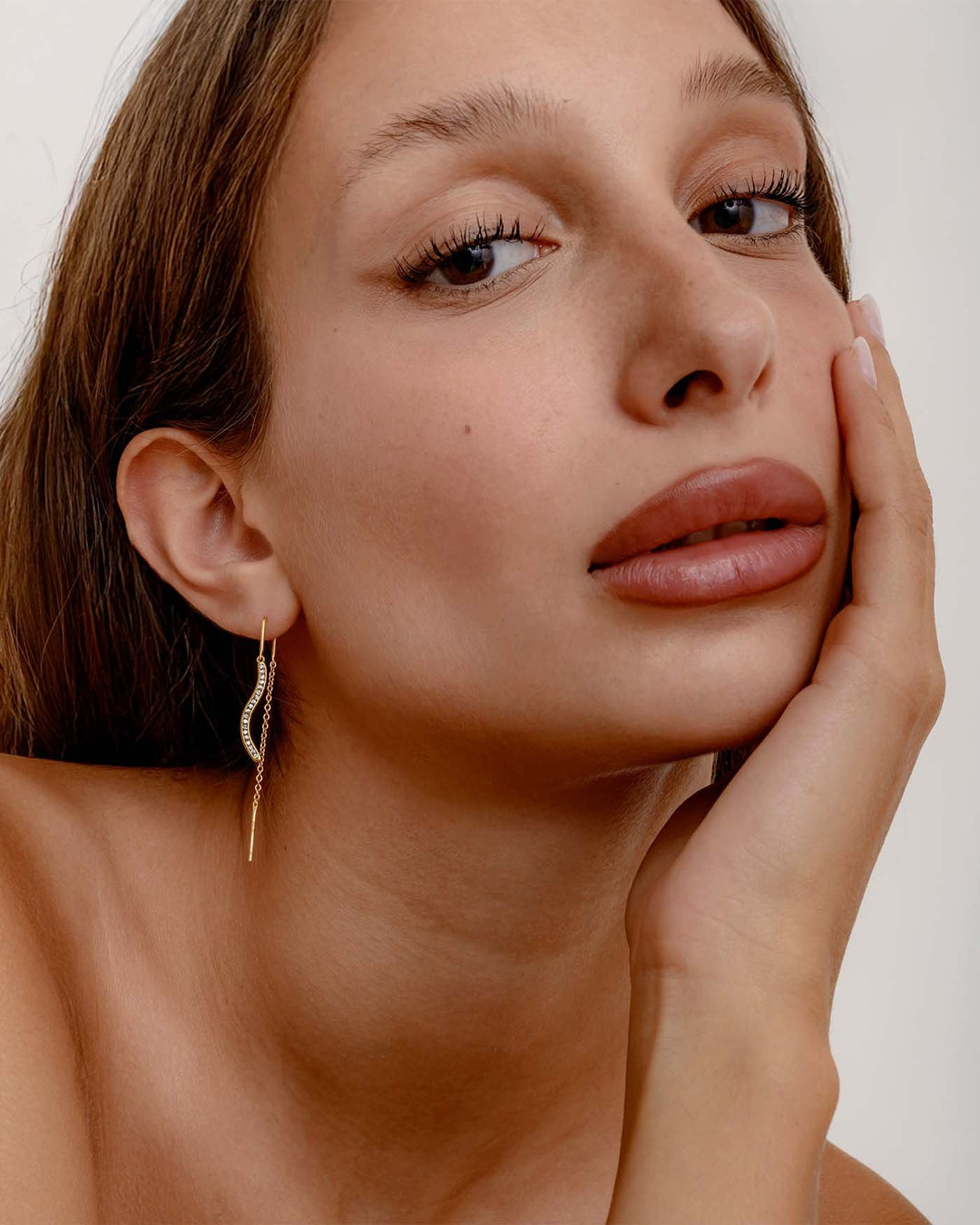 modella indossa pendol wavy oro