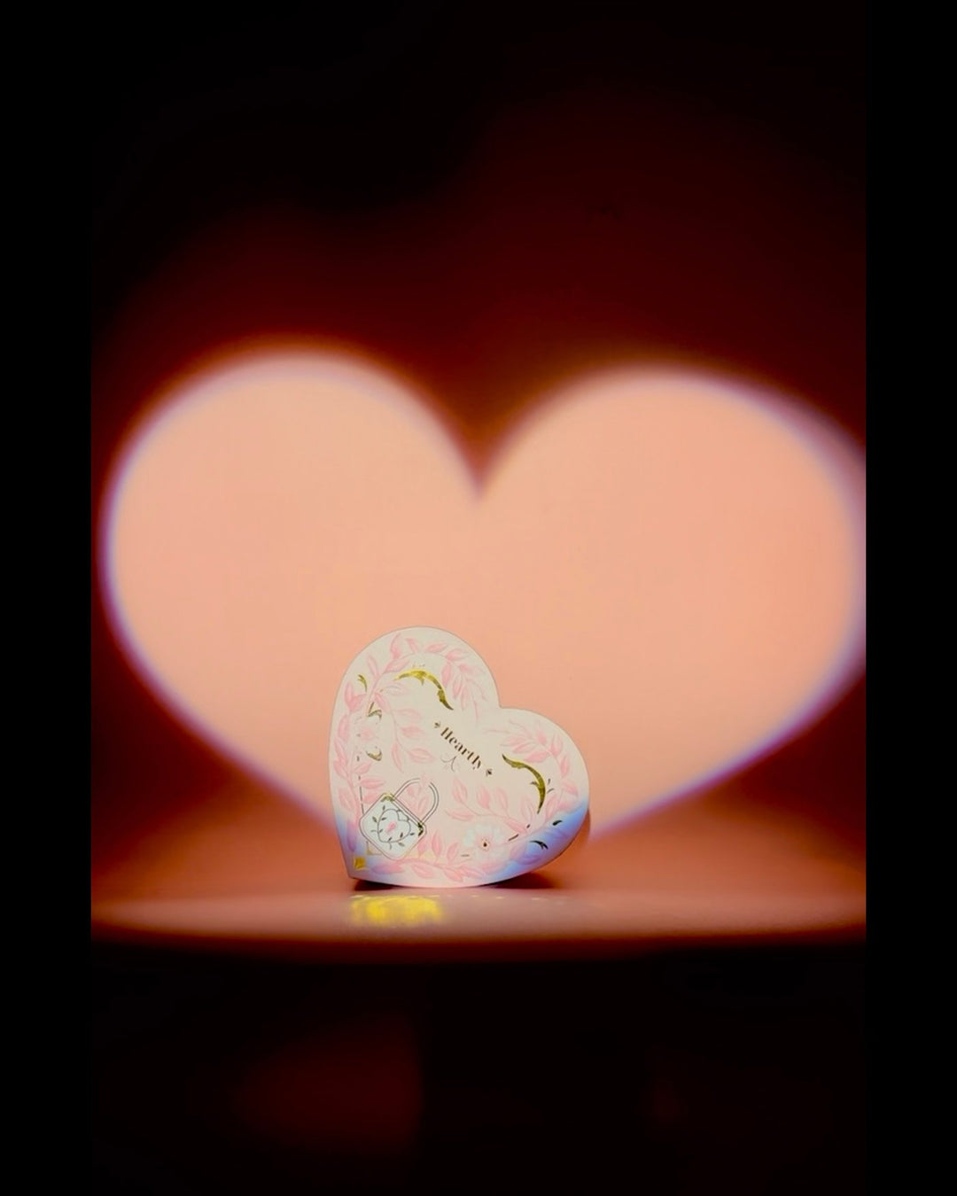 scatola heartly con cuore rosa sullo sfondo