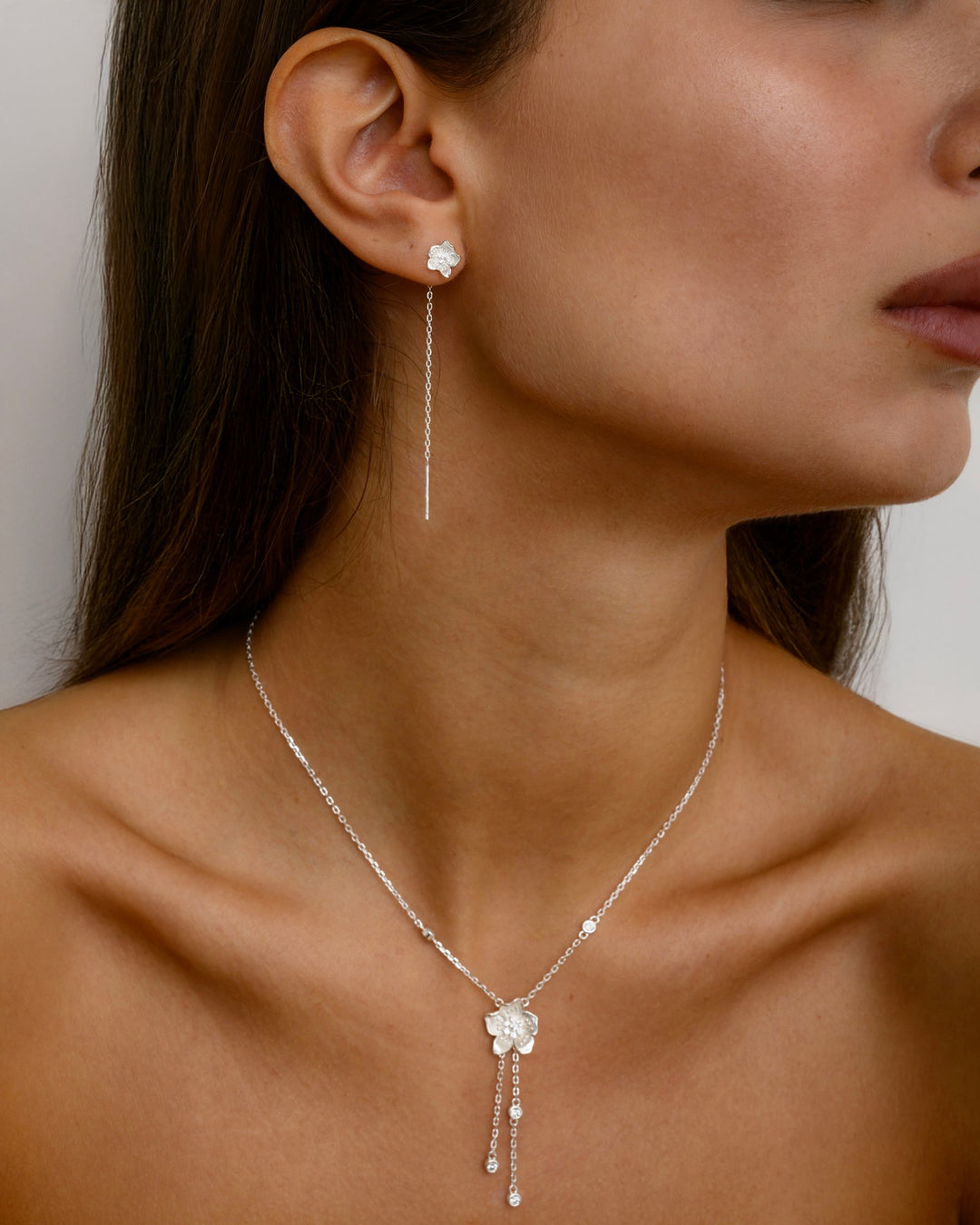 close up del set amaryllis argento indossato