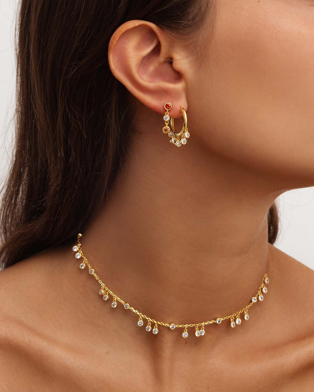 close up del set brilliance placcato oro indossato