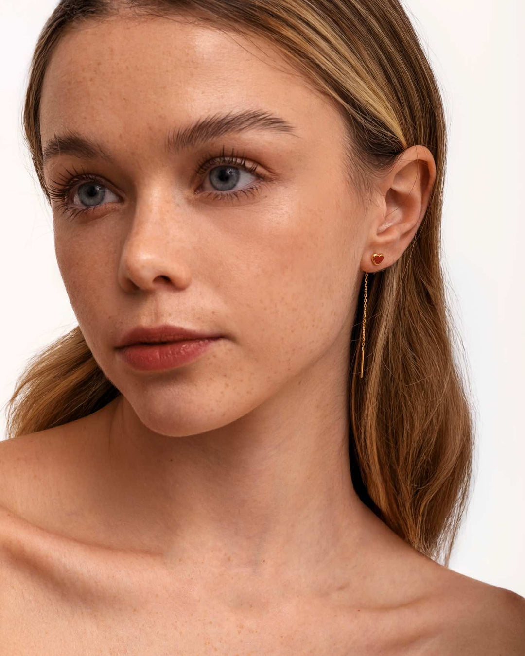 modella indossa set cuore rosso