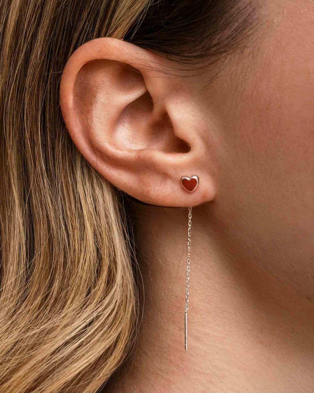 close up indossato set cuore rosso