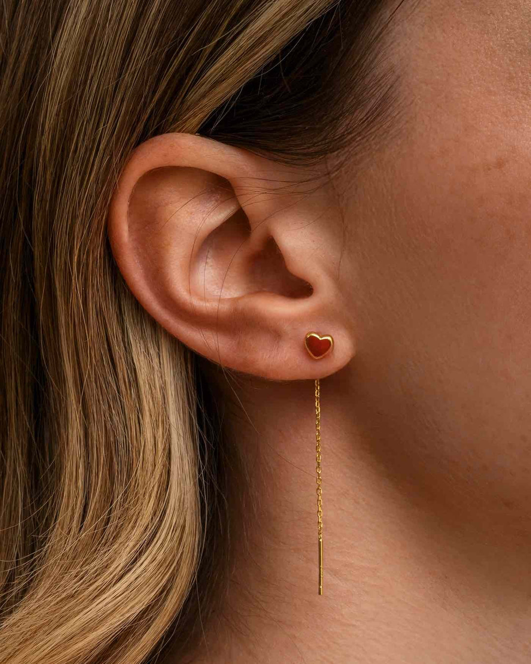 close up indossato set cuore rosso