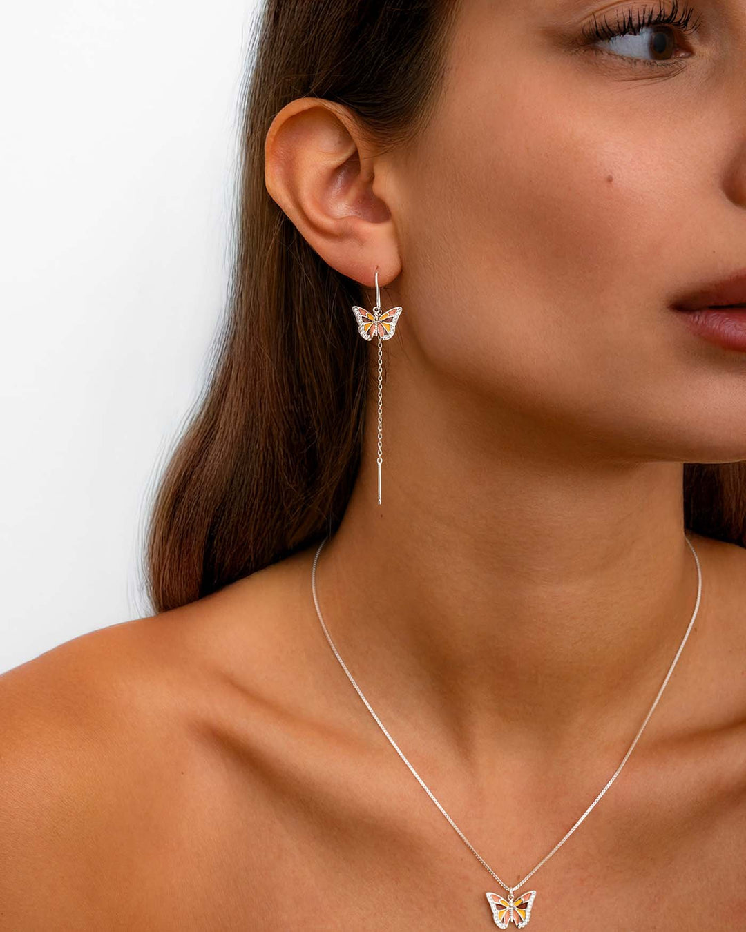 close up del set farfalla argento indossato