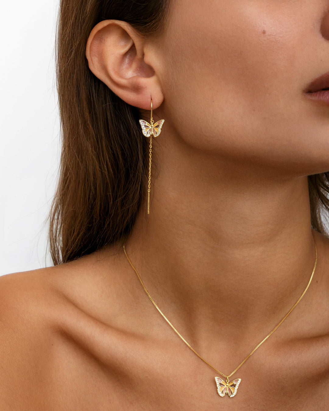 close up del set farfalla placcato oro indossato