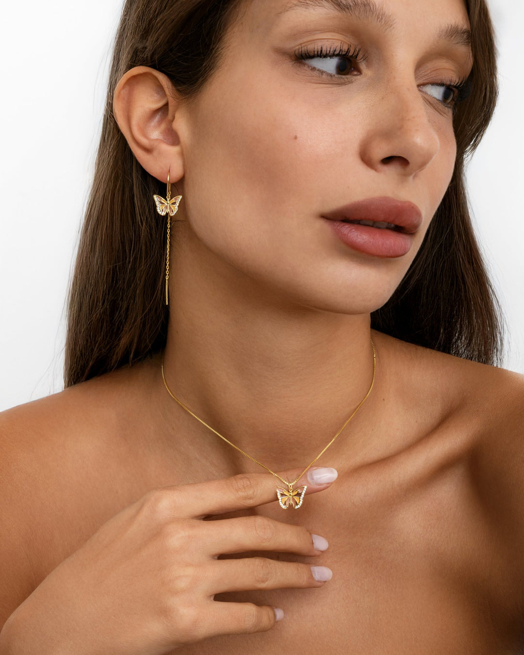 set farfalla placcato oro indossato su modella