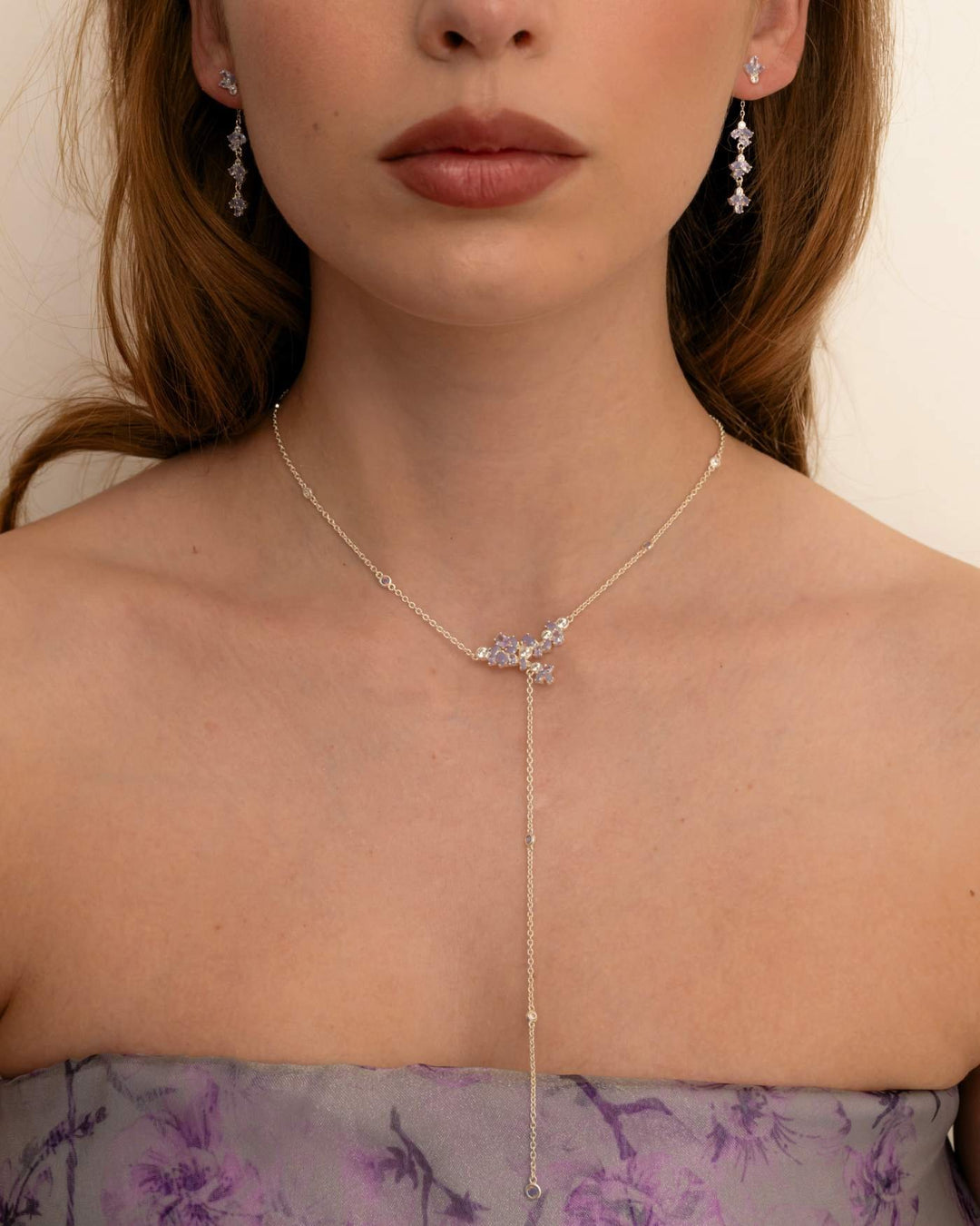 modella indossa set lavanda argento