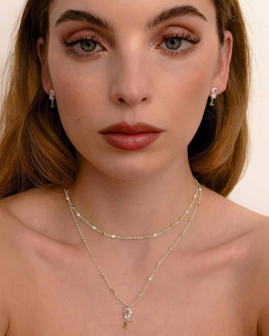 modella indossa set peonia