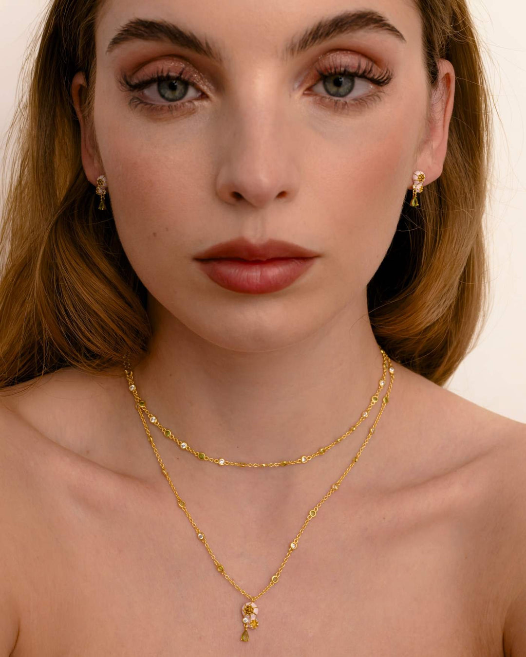 modella indossa set peonia oro