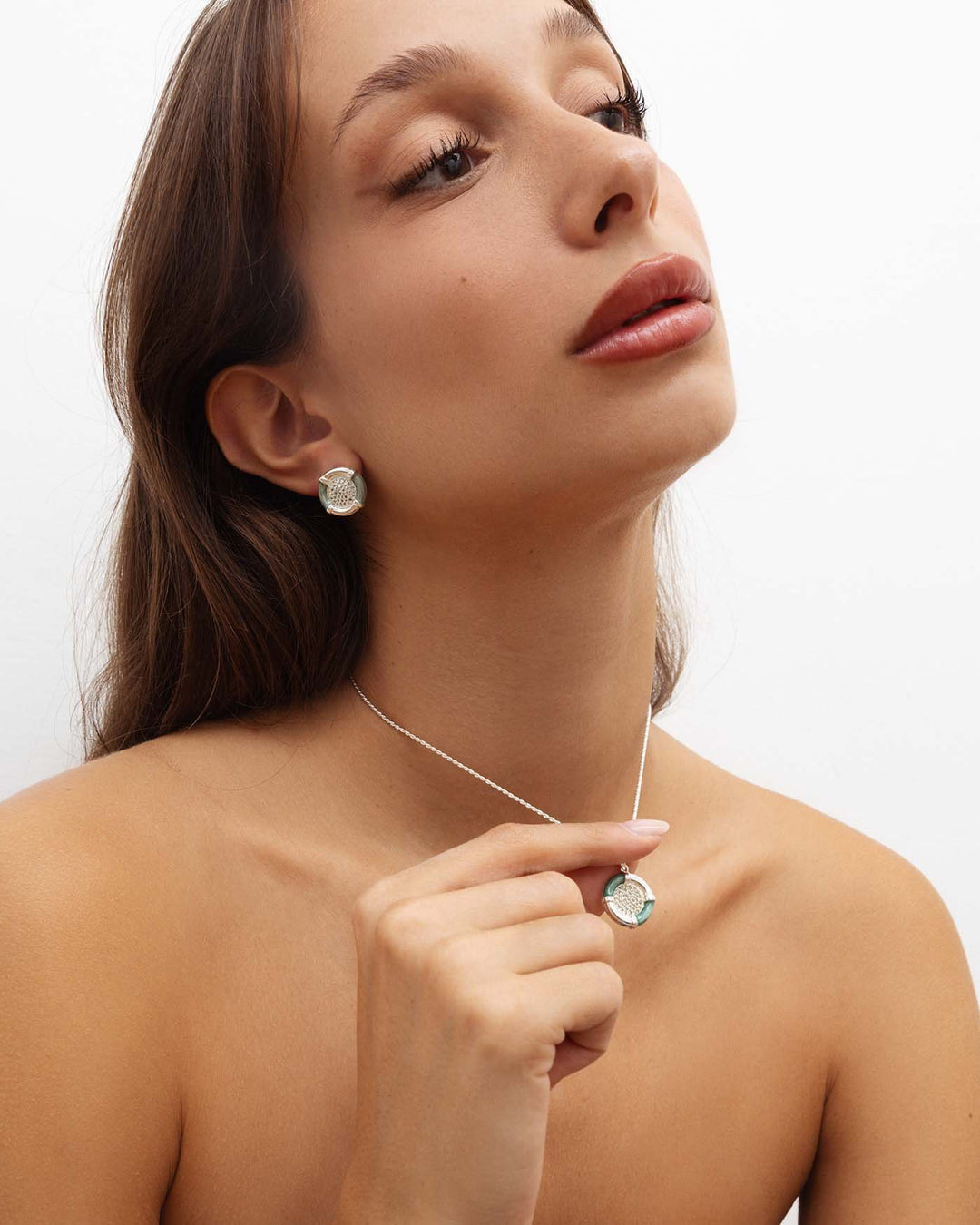 modella indossa set retro argento