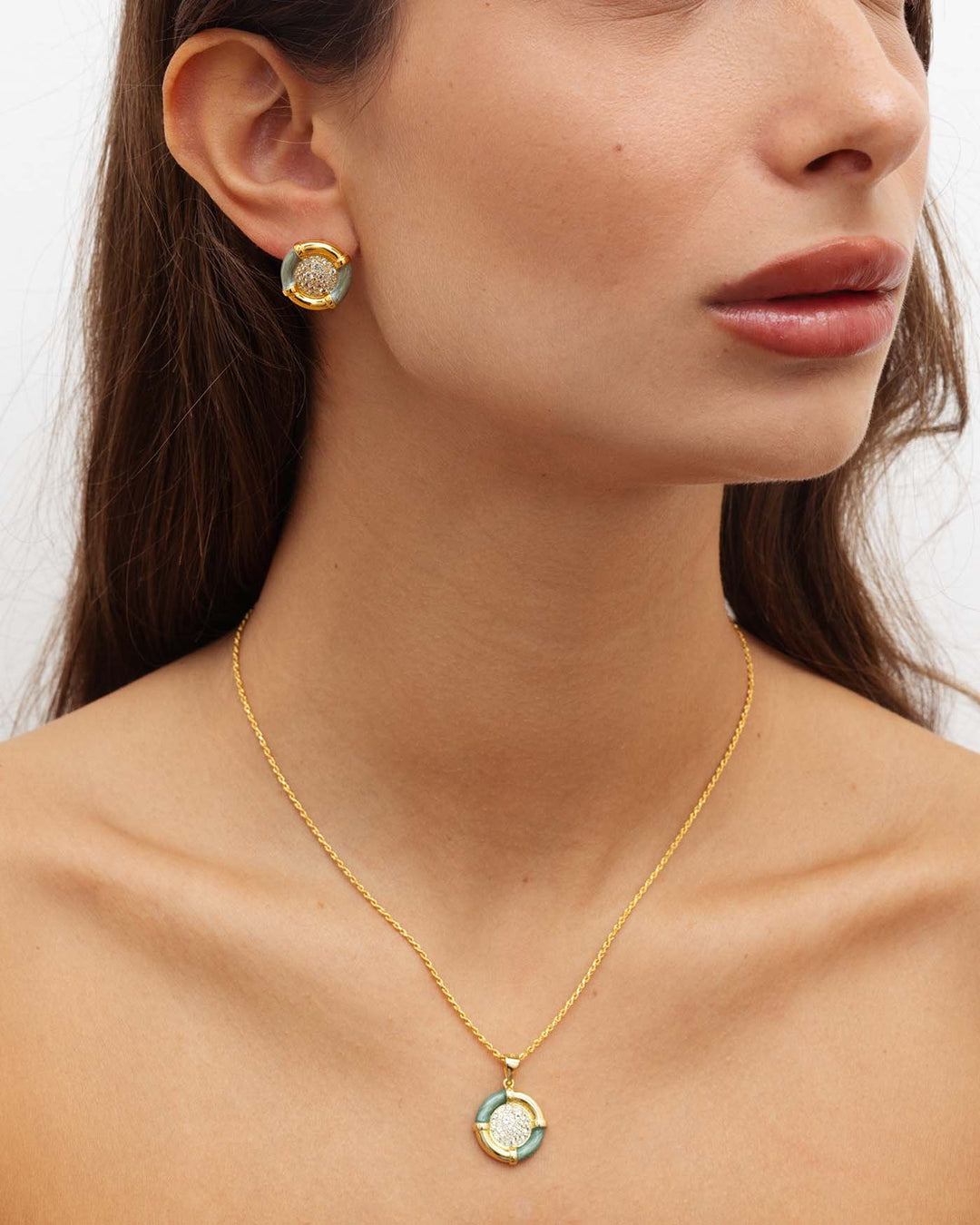 close up indossato set retro oro