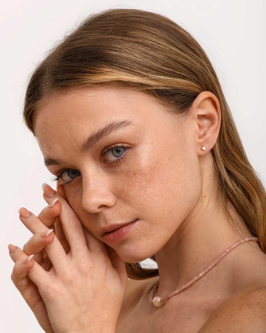 modella indossa set valentine oro