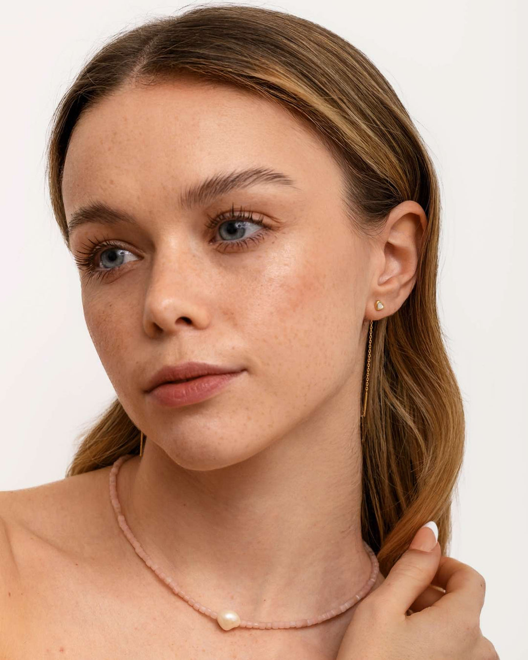 modella indossa set valentine oro