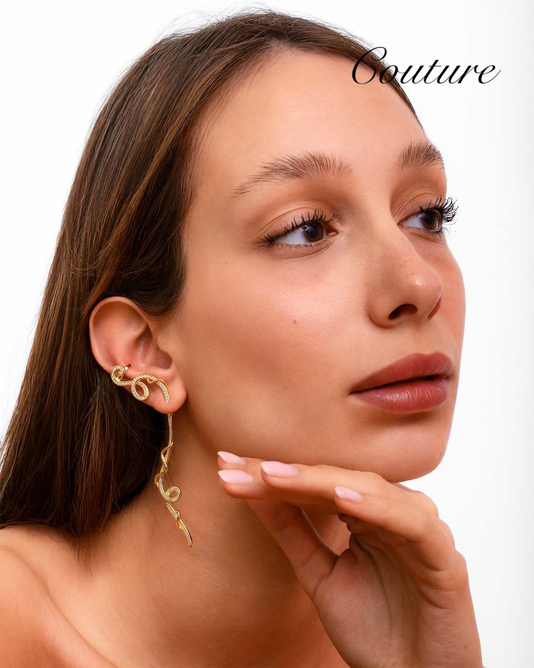 modella indossa Truly oro